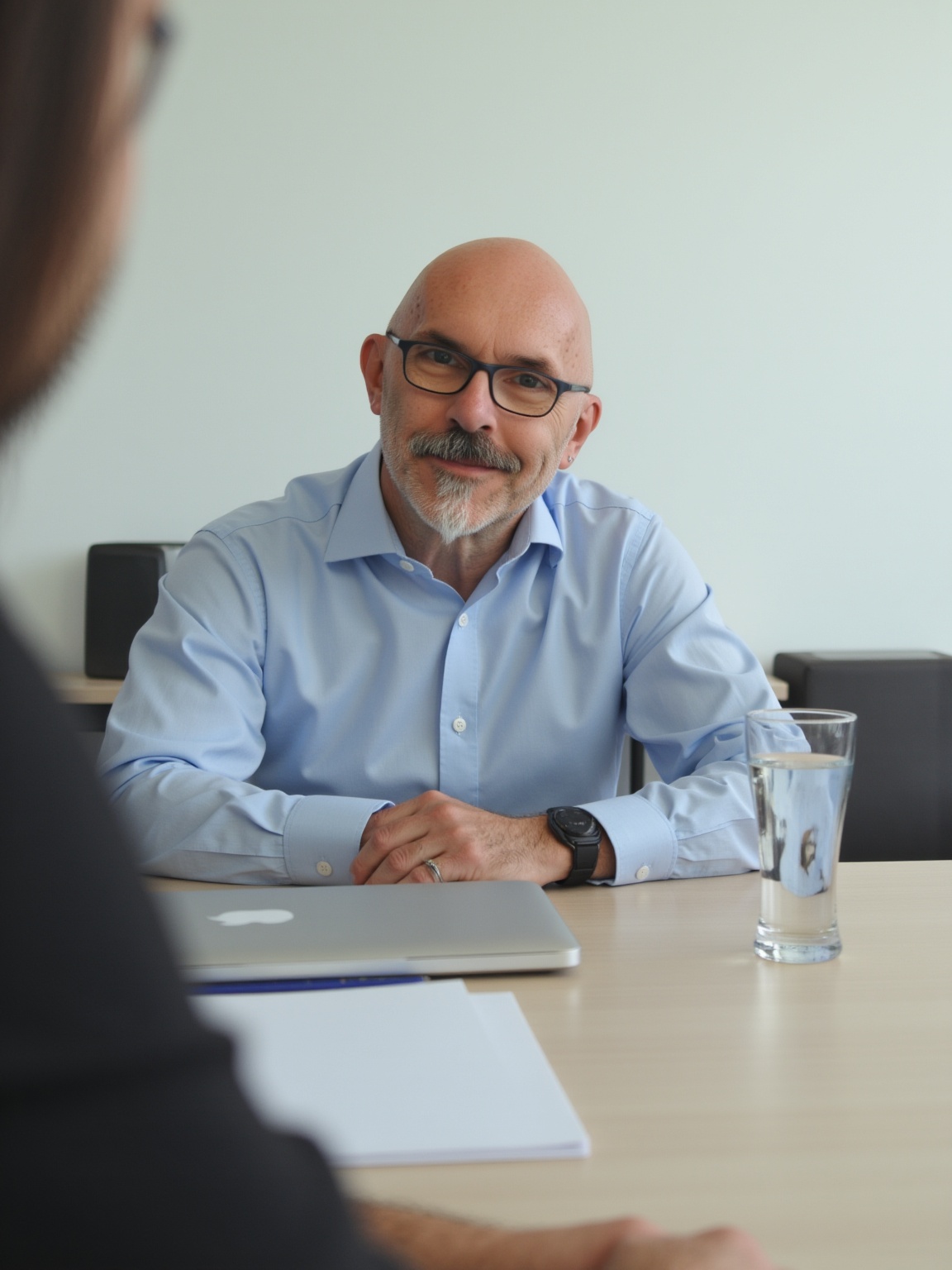 Richard sitzt am Schreibtisch